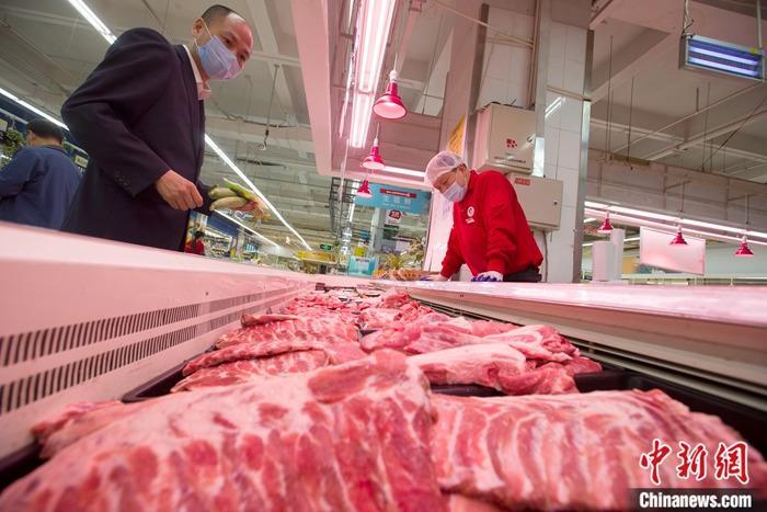 资料图：消费者正在选购猪肉。<a target='_blank' href='http://www.chinanews.com/'>中新社</a>记者张云摄