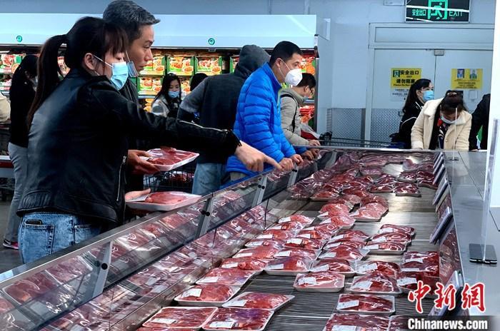 资料图：福州市民在超市购买猪肉。 <a target='_blank' href='http://www.chinanews.com/'>中新社</a>记者王东明摄